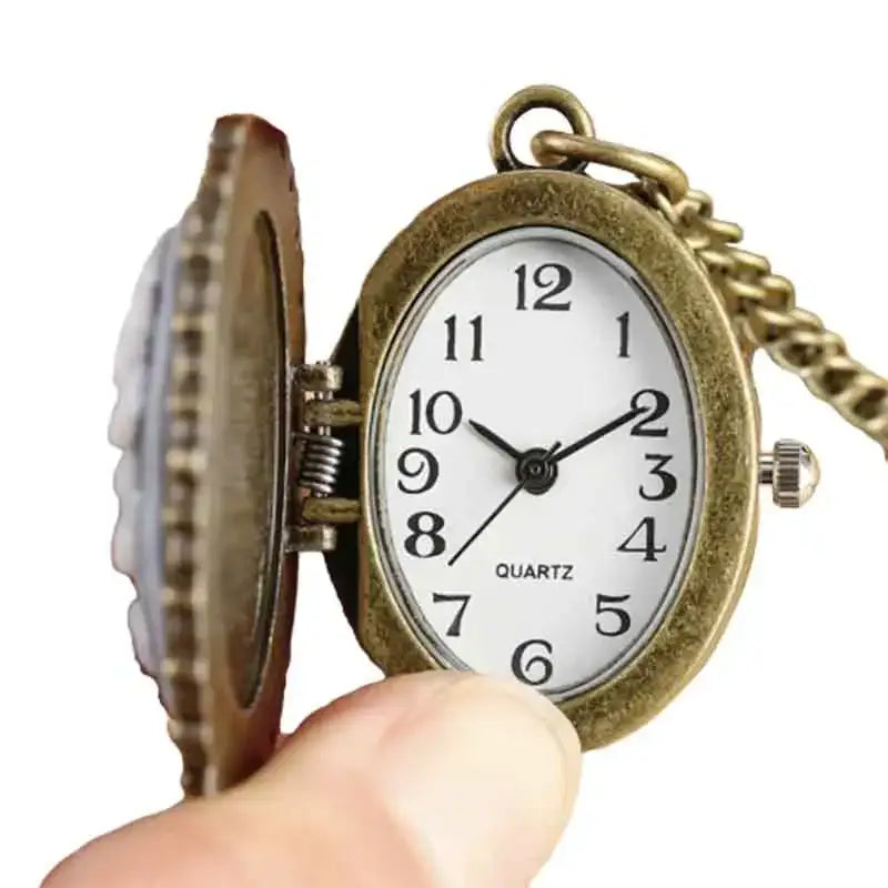 Elegante rode dameshorlogehanger met antiek horloge voor een tijdloze stijl