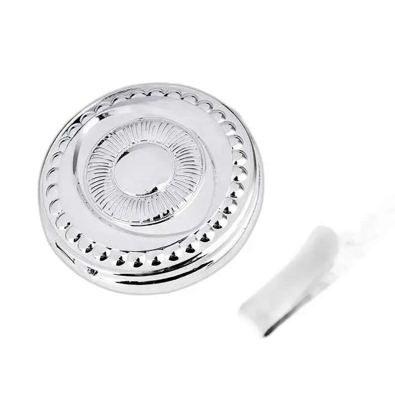 Decoratief medaillon in glanzend chroom op prachtig chic koperen zakhorloge