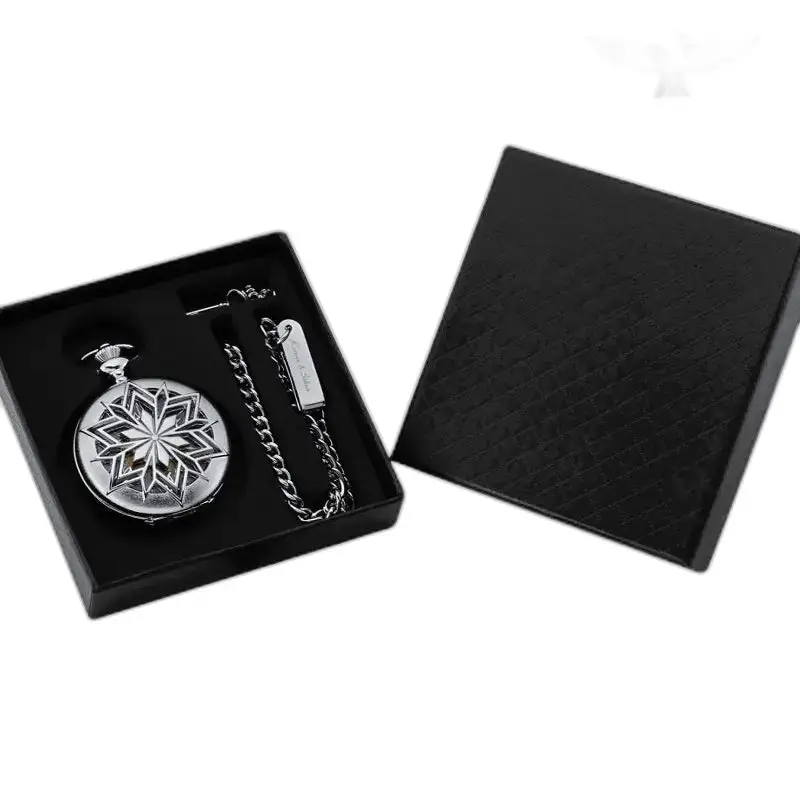 Modern zilveren herenzakhorloge met clipsluiting, gepresenteerd in een zwarte doos