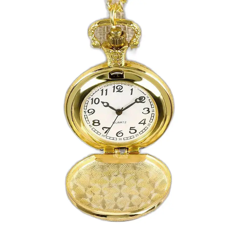 Montre à gousset dorée avec open face et longue chaîne pour un style élégant