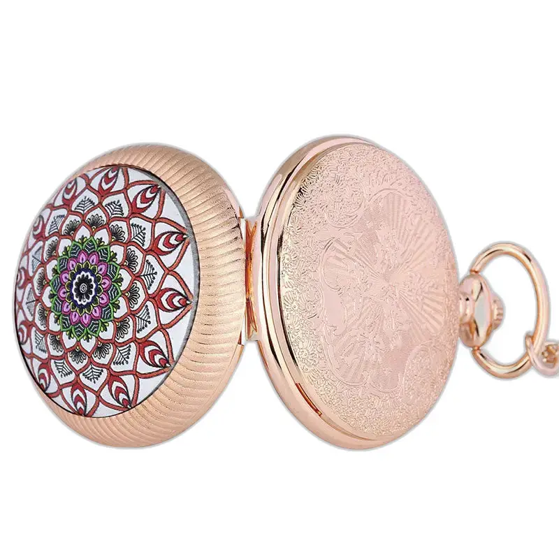 Luxe quartz zakhorloge met smaragdgroene stenen en mandala-ontwerp in roségoud