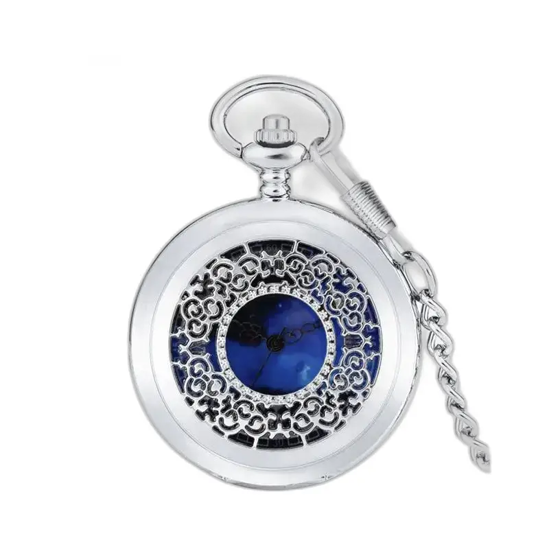 Zilveren kettinghorloge met een elegante blauwe wijzerplaat en blauw hartmotief