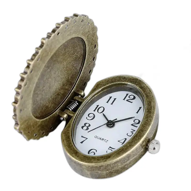 Vakantie Romantiek Brons Rond Kettinghorloge met open antiek horloge op de achtergrond