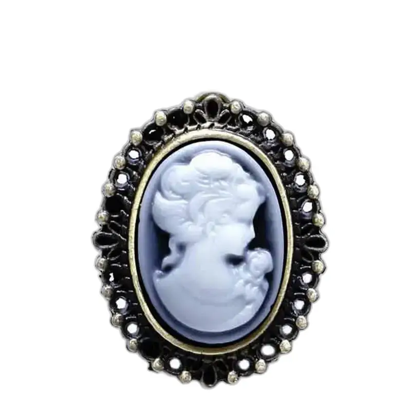 Ovale cameo broche met sierlijk metaal voor elegante horlogekettinghanger