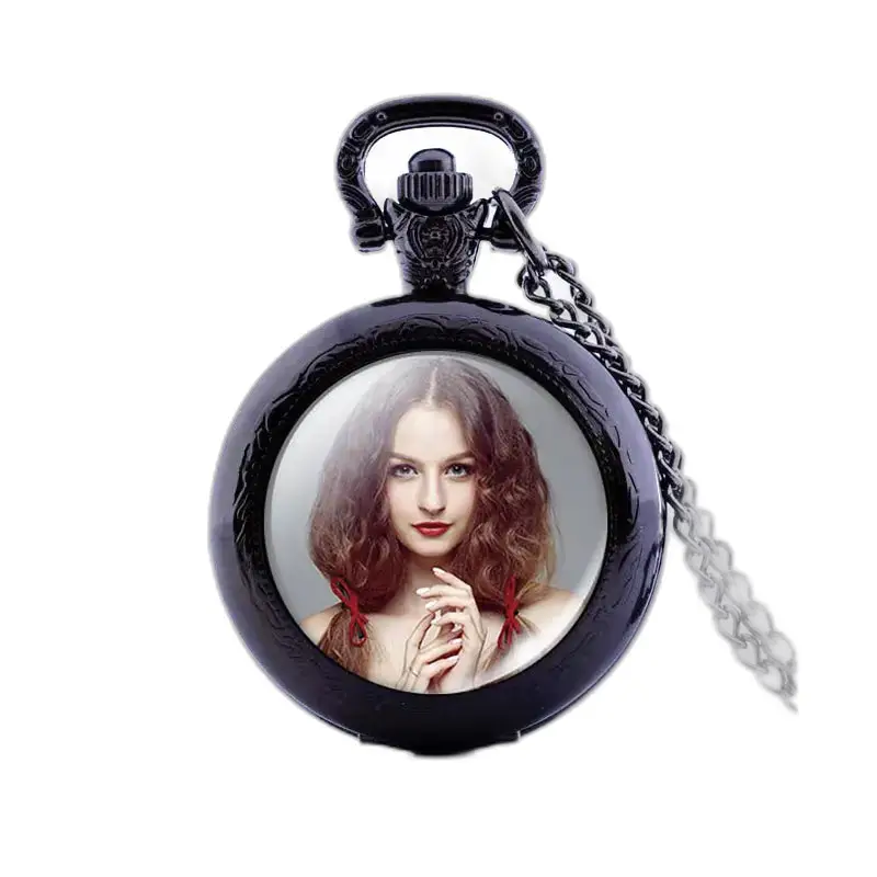 Elegant, aanpasbaar kettinghorloge met portret van een vrouw op zwart horloge