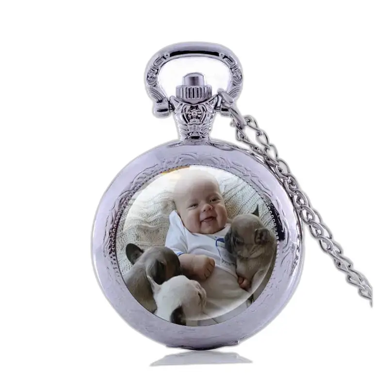 Stijlvol gepersonaliseerd kettinghorloge met een baby en puppy's op de achtergrond