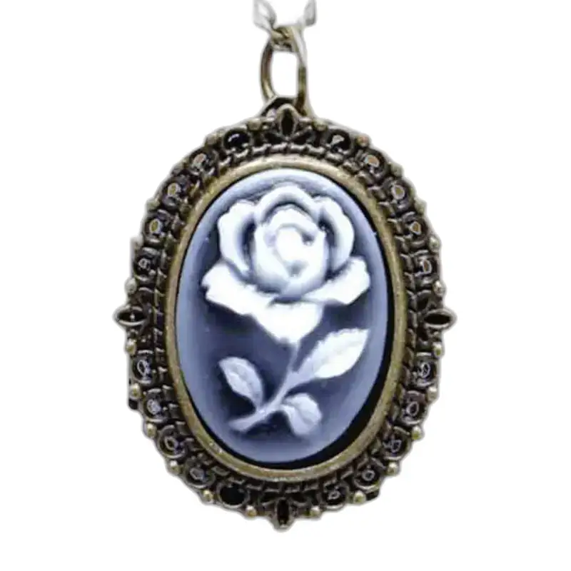 Elegant wit-roze kettinghorloge met ovale roze cameo-hanger