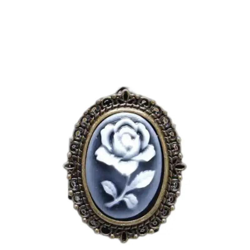 Ovale cameo broche met een witte roos voor Elegant Rose Necklace Watch