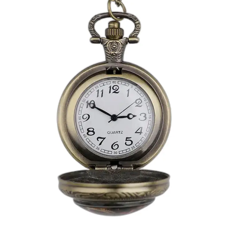 Vintage zilveren steampunk kettinghorloge met een antiek zakhorloge-ontwerp