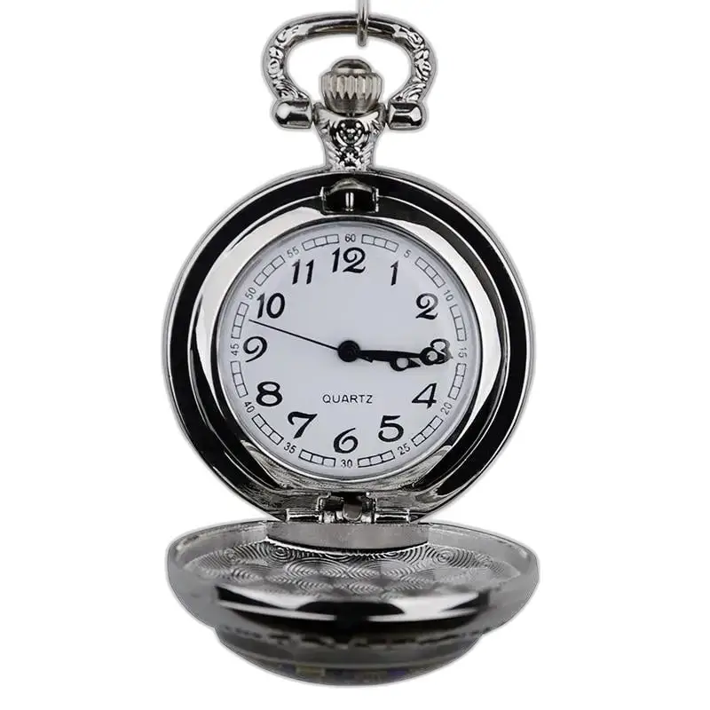 Vintage zilveren steampunk kettinghorloge met een elegante zilveren afwerking