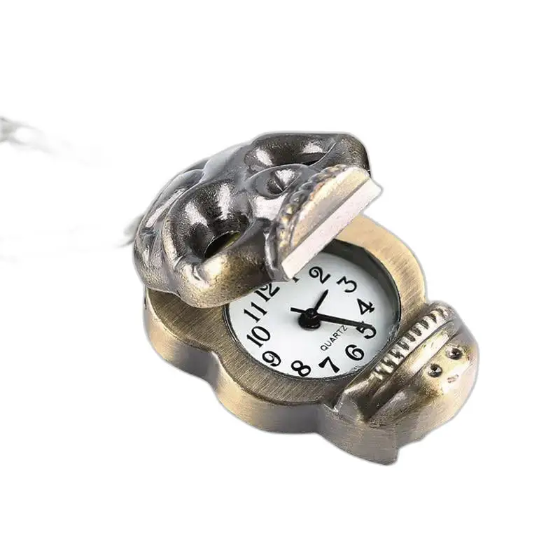 Vintage gotisch kettinghorloge met een steampunk bulldog en horlogemechanisme