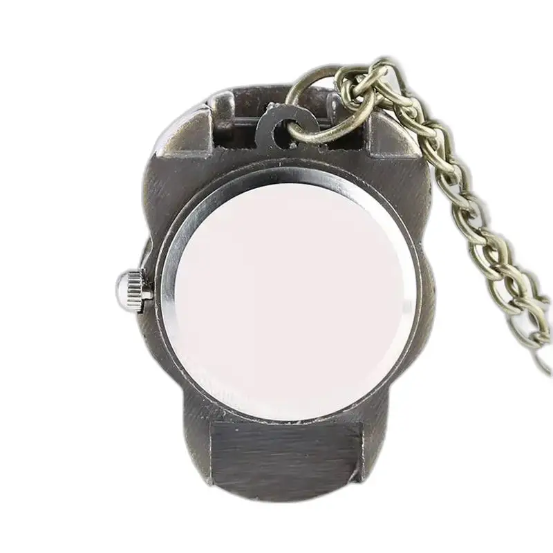 Achterkant van een vintage gotisch kettinghorloge voor dames en heren van metaal