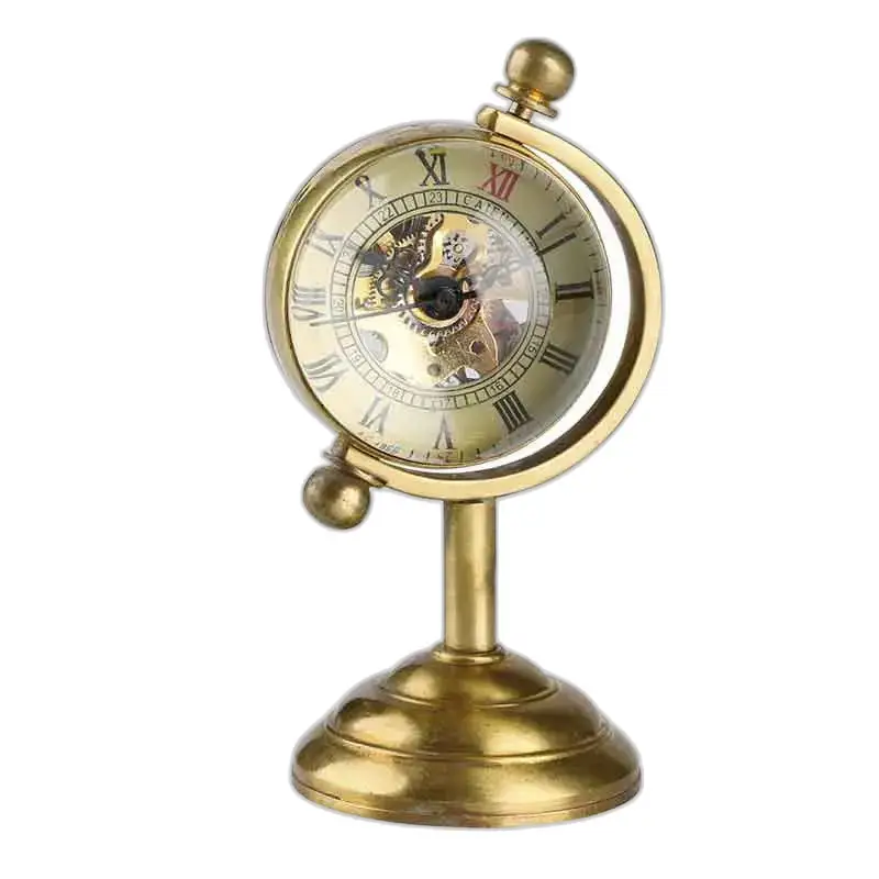 Gouden globeklok met tandwielen, ideaal voor op een stijlvol luxe globebureau