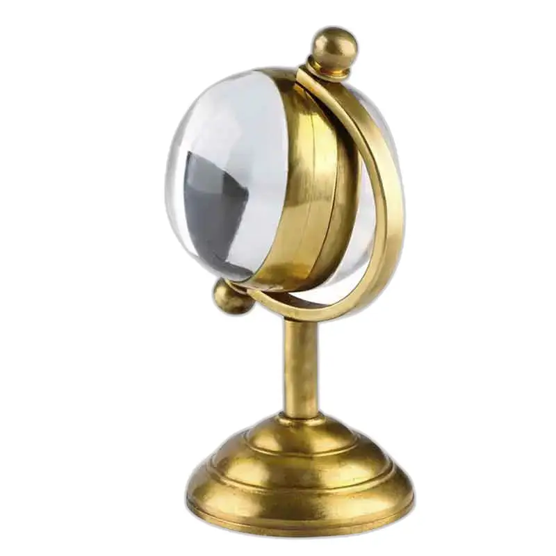 Bolornament van messing en glas voor een elegant en nauwkeurig luxe Globe Office-horloge