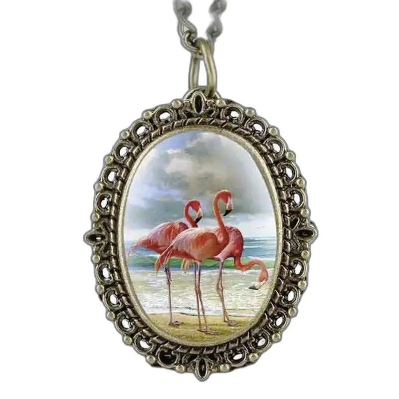 Flamingo hanger aan flamingo horloge met elegante bronzen kast