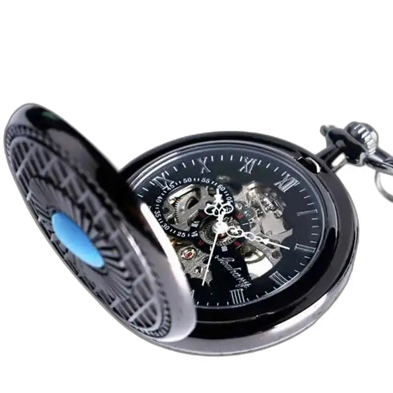 Steampunk zakhorloge met zwarte wijzerplaat en mechanisme zichtbaar in blauw