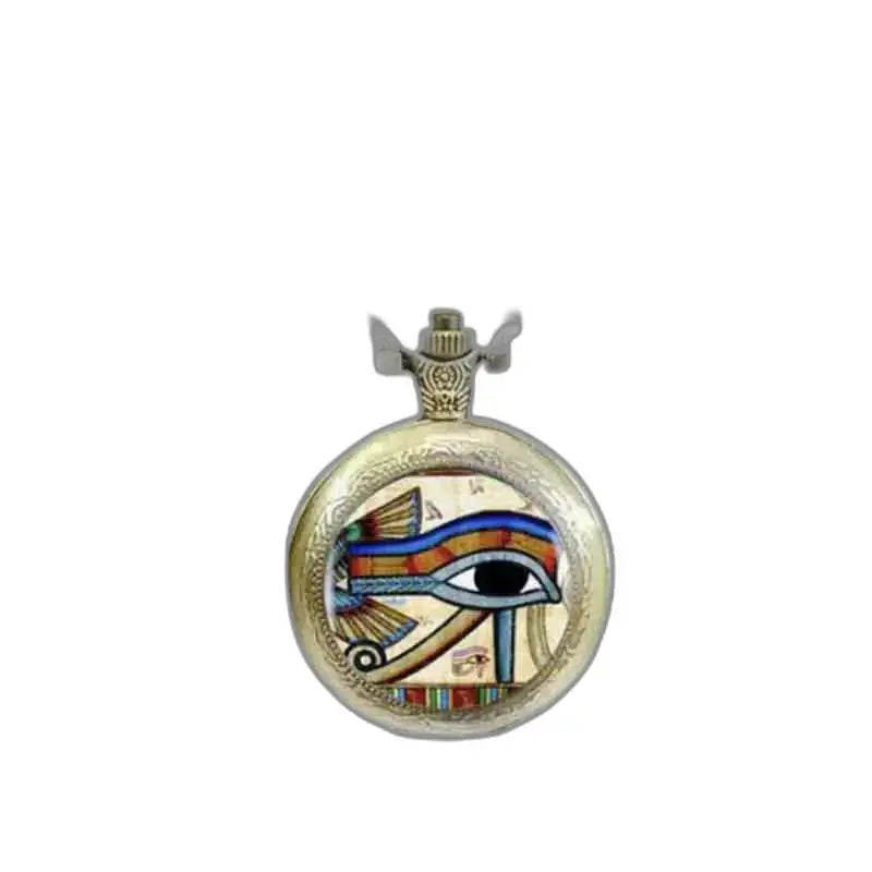 Elegant oud-Egyptisch hangerhorloge met het oog van Horus in detail