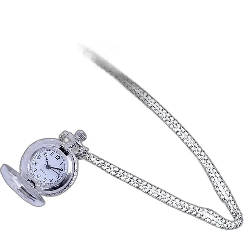 Chique zilveren dameshorloge met ketting, tijdloze elegantie en verfijnde stijl