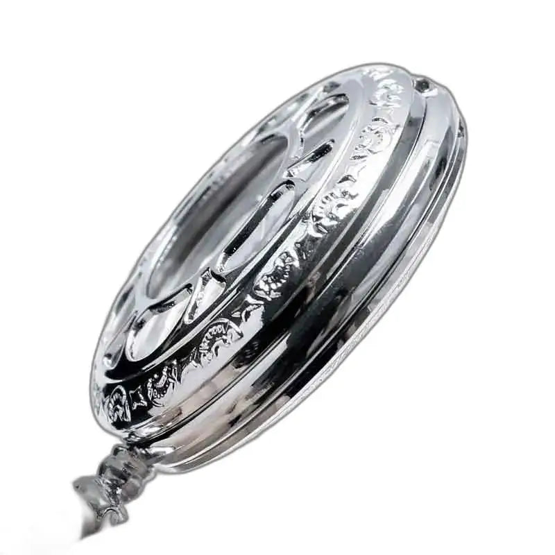 Elegant zilveren hangerhorloge met ketting en sierlijke zilveren horlogekast