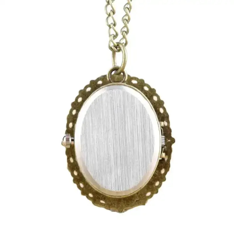 Elegant hangend horloge in natuurlijke kleuren met ovale boomhanger