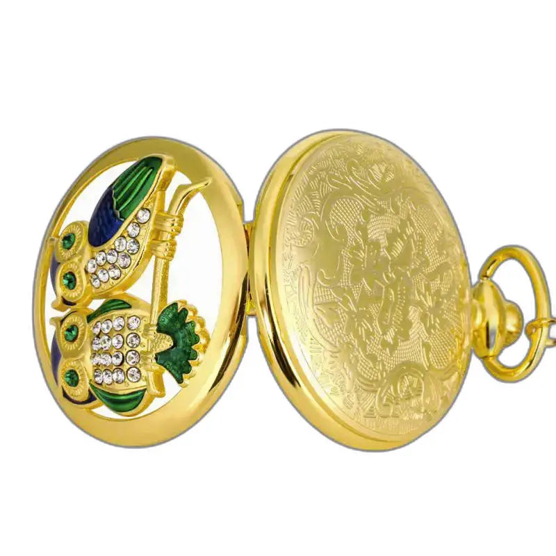 Gouden diamanten uilkwartszakhorloge met een elegant gouden uilenontwerp
